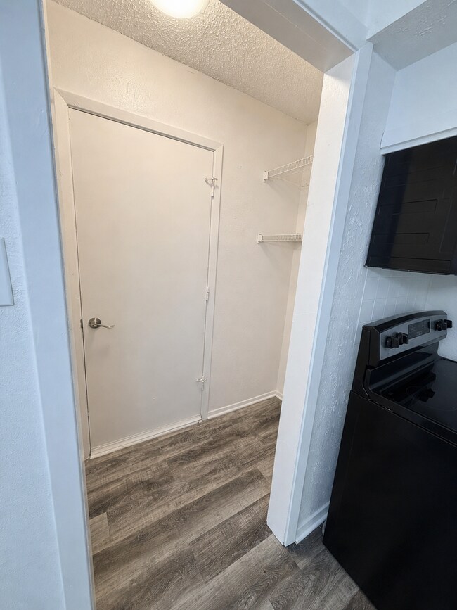 Building Photo - 3-Bedroom, 2 Bath Single Family for Rent in Arlington, TX | Attached Garage & Modern Kitchen