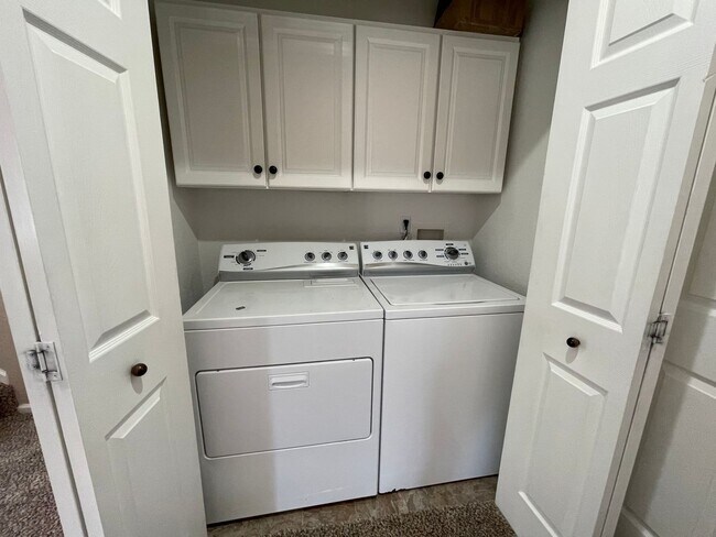 Building Photo - Beautiful 3 Bedroom 3 Bath Home Close to Ft Carson and Peterson AFB!!!