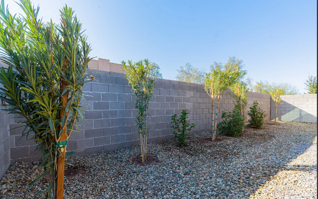 Building Photo - 14021 W Desert Flower Dr