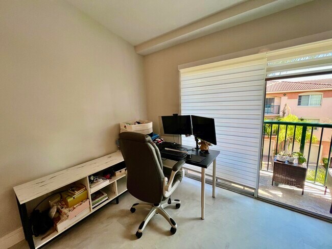 Building Photo - 2033 SE 10th Ave