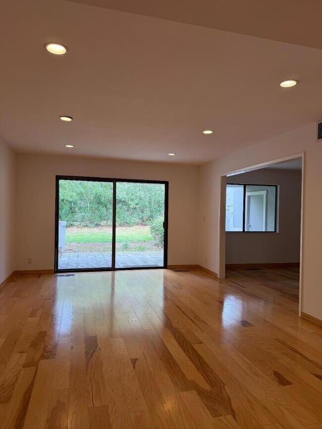 Building Photo - 5302 Cribari Heights