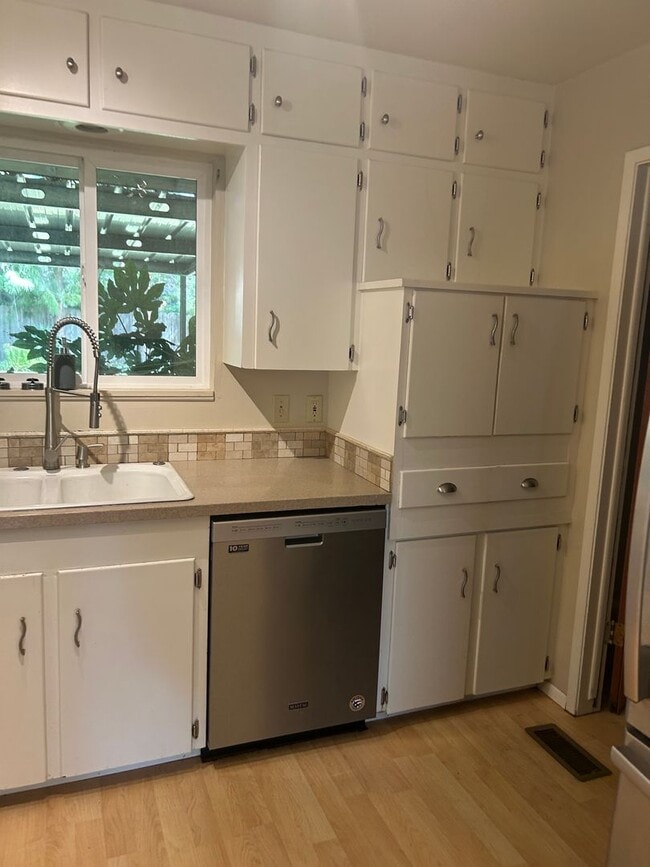 Building Photo - 4 Bedroom 2.3 Bath House