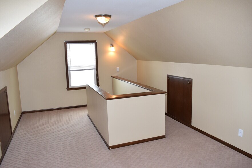 Upstairs - 423 32nd St NE