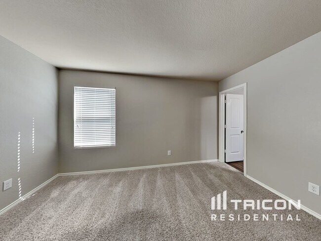 Building Photo - 5050 Everett Loop