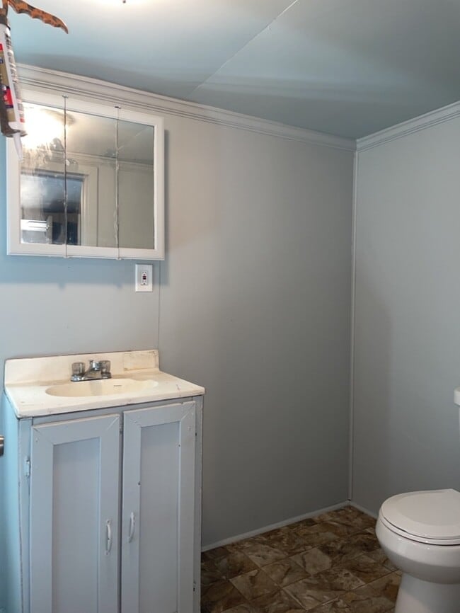 Building Photo - 2 Bedroom 1 Bathroom