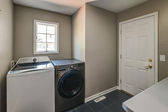 Building Photo - Beautifully updated 4 bedroom home in Southbridge, Waunakee