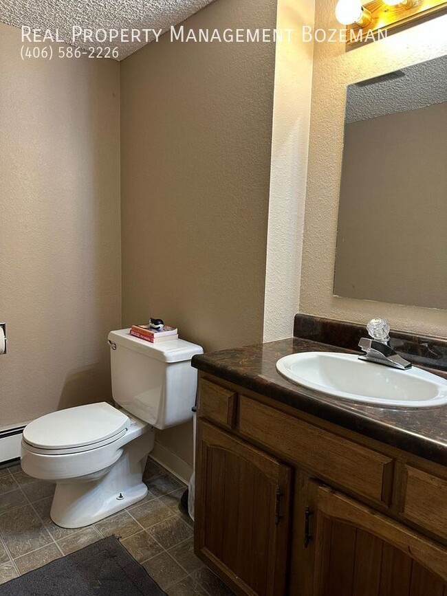Building Photo - 128 S 15th-Apartment 14