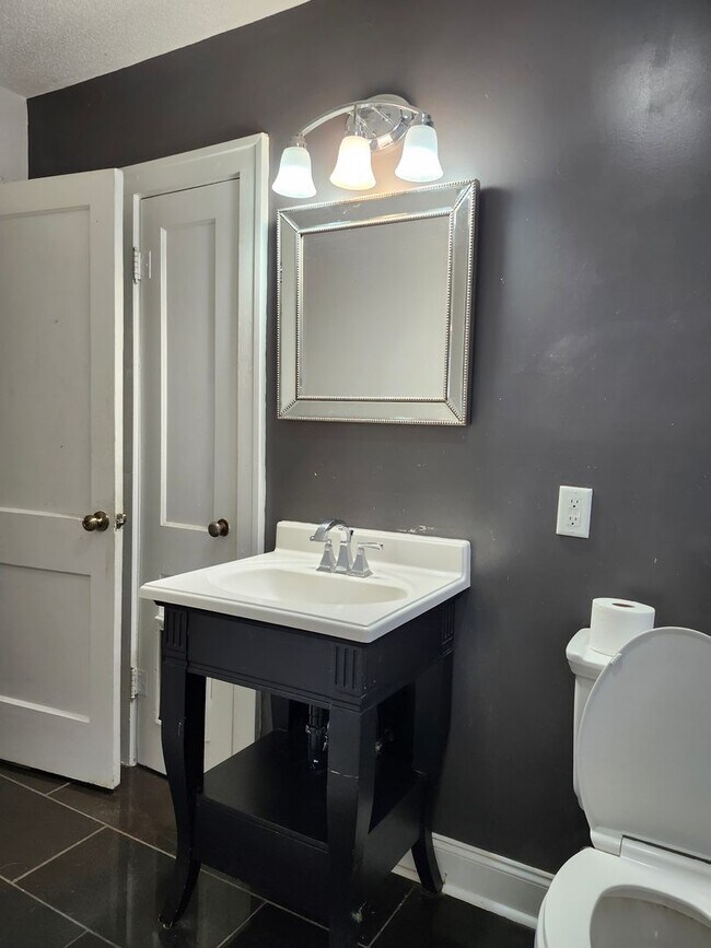 Building Photo - Wonderful 2 Bedroom 1 Bath home in Hixson, TN