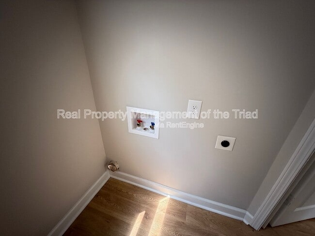 Building Photo - 828 Circle Dr