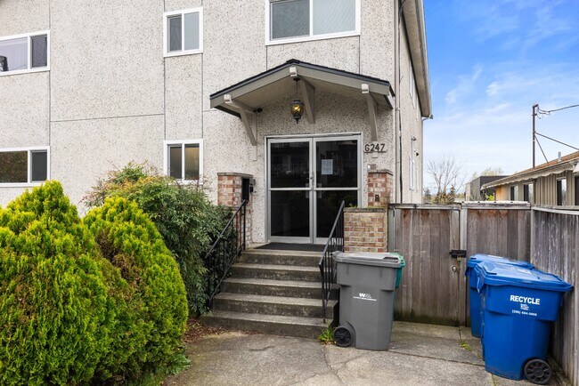 Building Photo - Newly Renovated 2BR/2BA Home with Private Balcony in Seattle