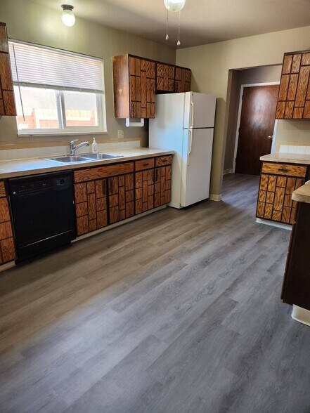 Kitchen - 333 W Concho Dr