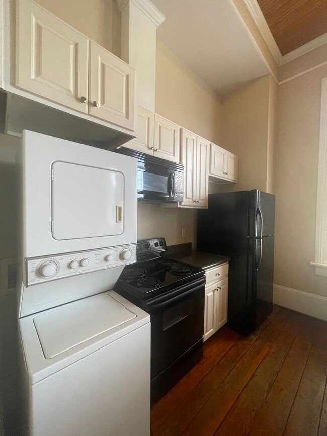 Building Photo - One Bedroom Apartment in Great Downtown Lo...