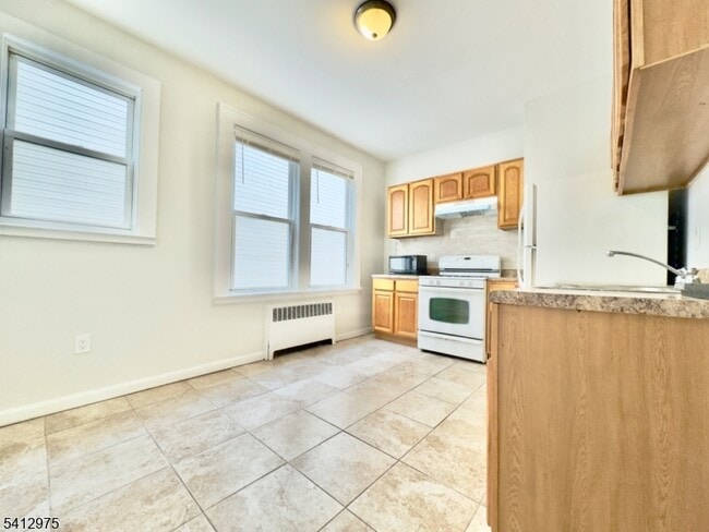 Building Photo - 476 Grove St