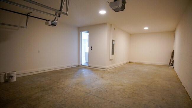 Building Photo - 12182 Eastmoor Dr