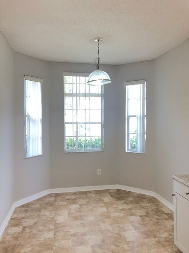 Building Photo - Lovely 3/2 Spacious Home and a 2 Car Garag...