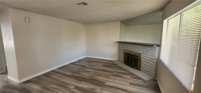 Building Photo - 825 Rock Springs Dr