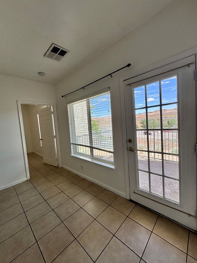 Building Photo - 4 Bedroom Master Suites at The Edge at Reno - Walking Distance to UNR