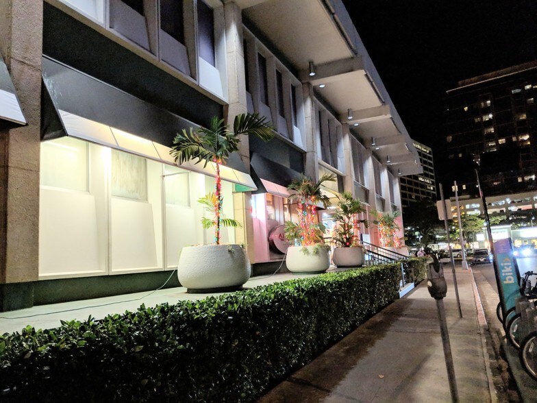 Building Photo - 747 Amana St