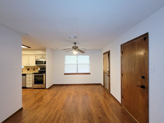 Building Photo - 10282 Valley Dr S