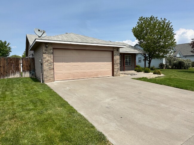 Building Photo - 270 E 15th N St