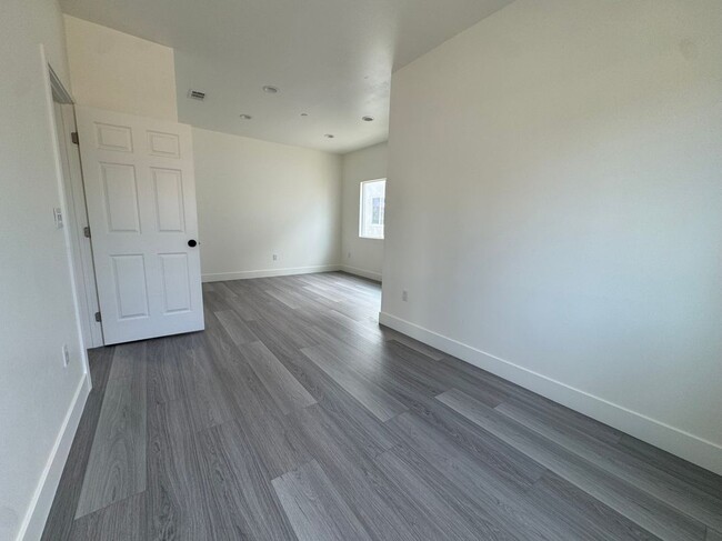 Building Photo - 7871 Glencoe Drive