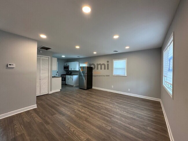 Building Photo - 2015 Central Dr