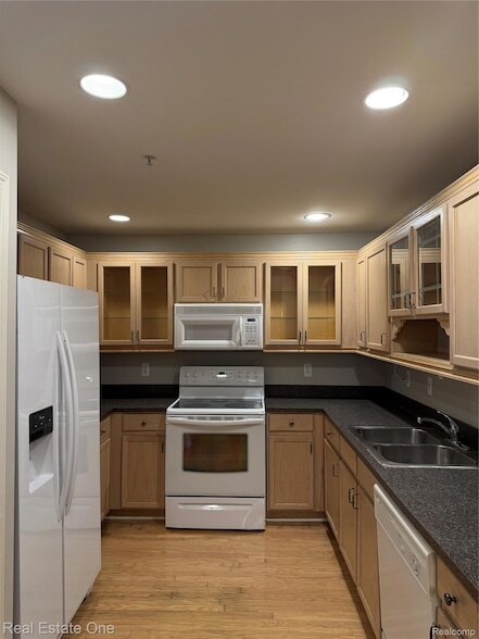 Building Photo - 29285 Glen Oaks Blvd E