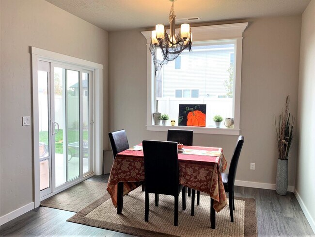 Building Photo - Newer 4 bed 2.5 bath home off Overland and...