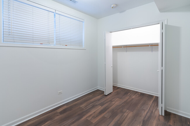 Building Photo - 1064 N Marshfield Ave