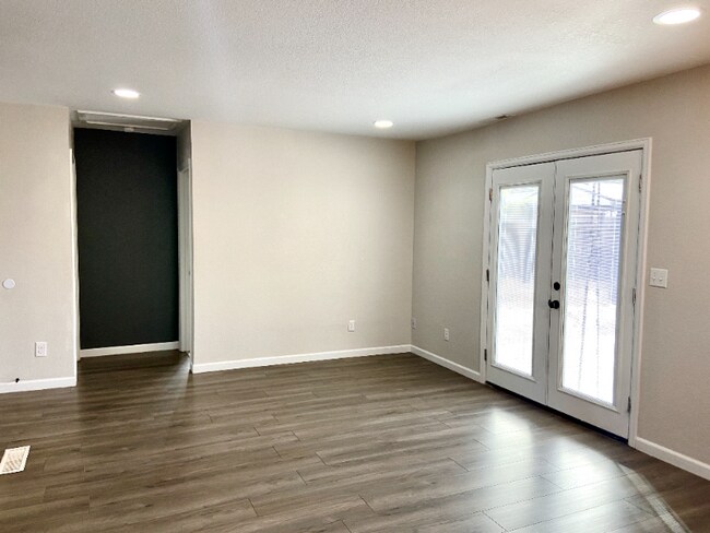 Building Photo - 305 Redwood Dr