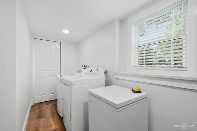 Building Photo - 2S920 Hickory Ln