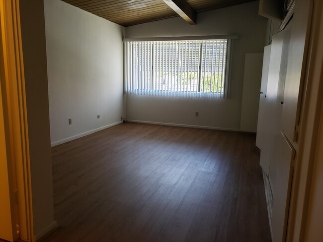 Building Photo - 250 S El Molino Ave