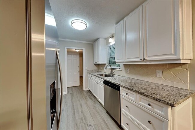 Building Photo - 2090 Moccasin Way