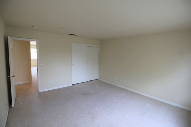 Building Photo - Super spacious home in Patterson