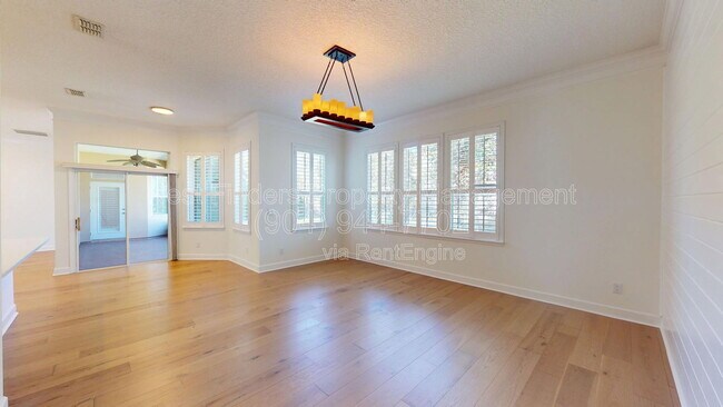 Building Photo - 283 Holland Dr