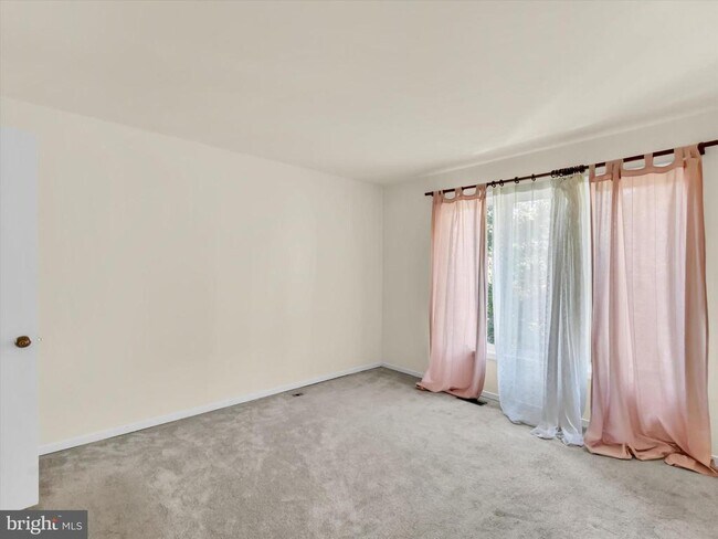 Building Photo - 31 Valerian Ct