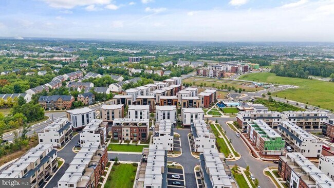 Building Photo - 43443 Croson Ln