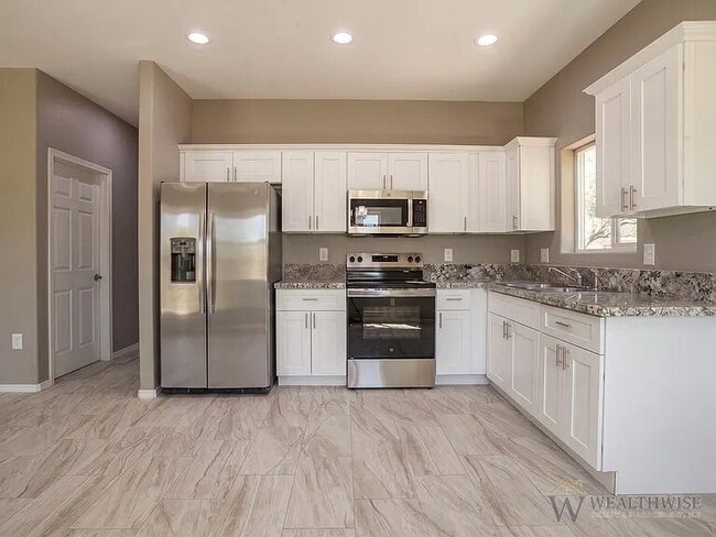 Building Photo - 1349 W Hualpai Rd