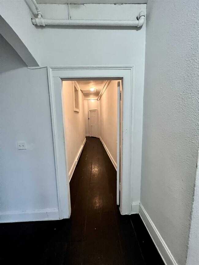 Building Photo - 304 Main St