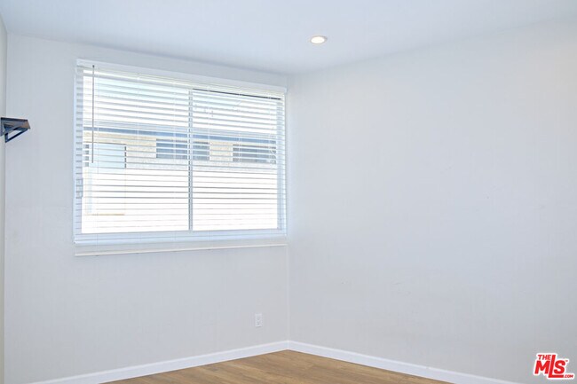 Building Photo - 842 11th St