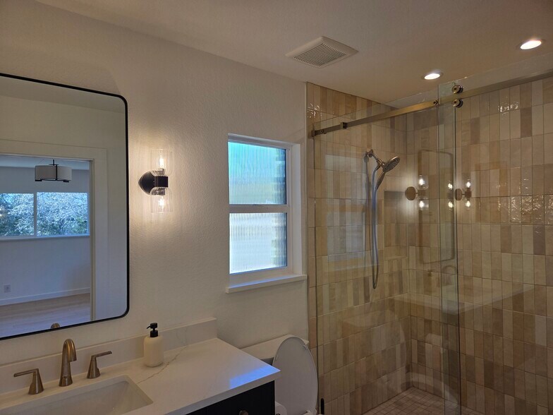 Primary Shower - 10717 Deer Canyon Rd