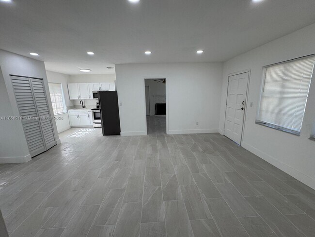 Building Photo - 6500 NE 1st Pl
