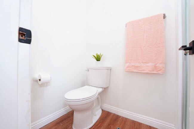 Building Photo - Gated Community 2 Bedroom 2 Bath Condo