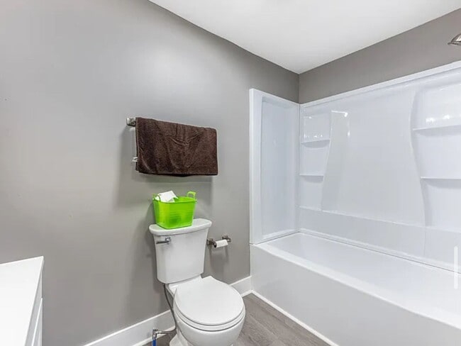 Building Photo - Charming Two-Story Home for Rent in North Hampton!