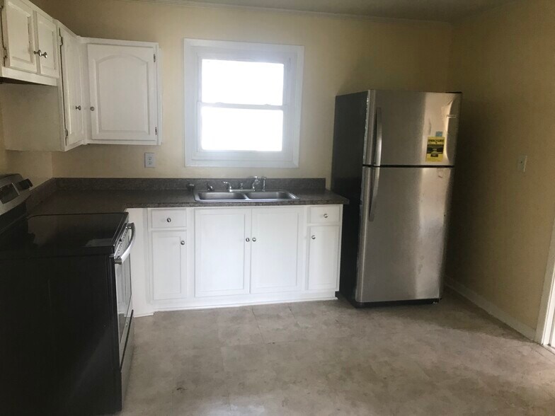 Kitchen - 2708 Lasalle St