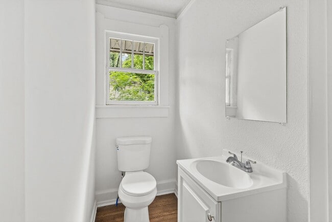 Building Photo - Charming 2 Bedroom, 2 Bathroom house