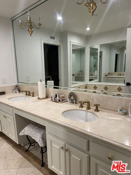 Building Photo - 324 N Palm Dr