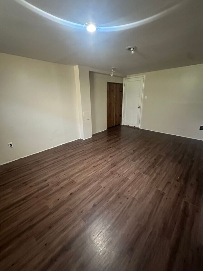 Building Photo - GET $500 OFF THE FIRST MONTHS RENT!!!!