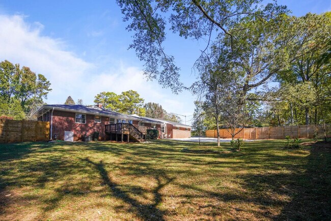 Building Photo - 2234 Edgemore Dr SE