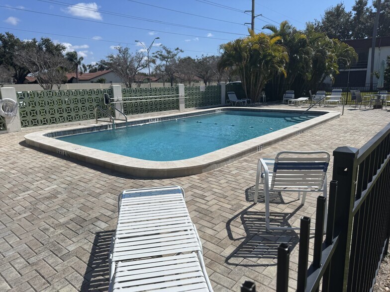 Building Photo - 3602 Beneva Rd